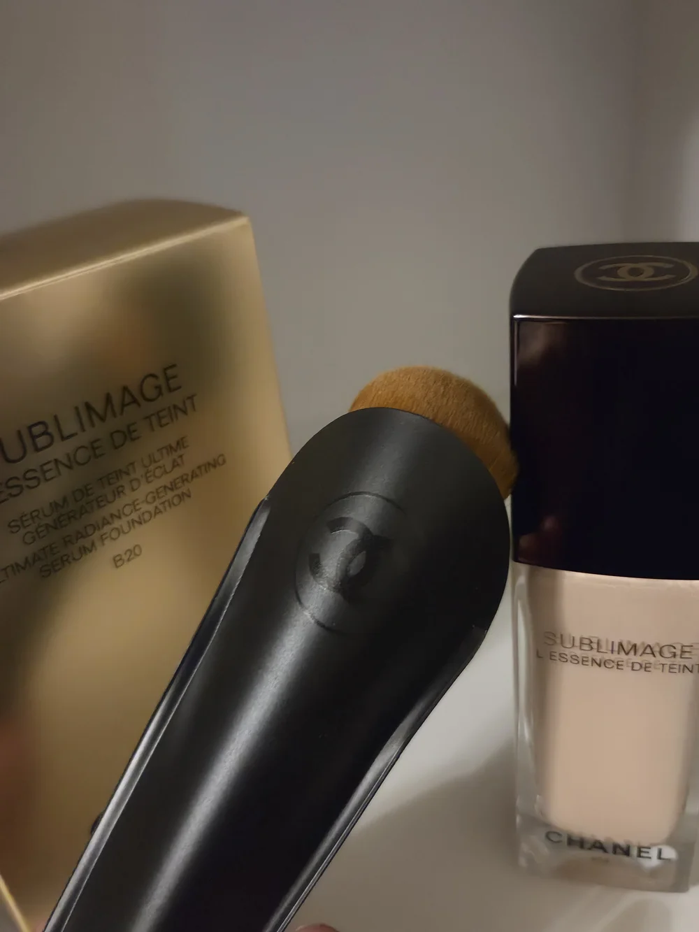 CHANEL Sublimage L'Essence de Teint Serum Foundation - Light (B20)